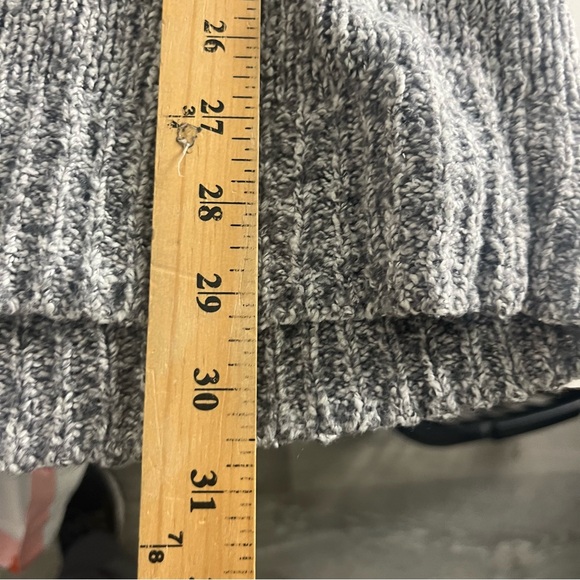 Equipment Femme Grey Ribbed Cuff V Neck Long Length Spft Sweater Sz Medium - Picture 7 of 8